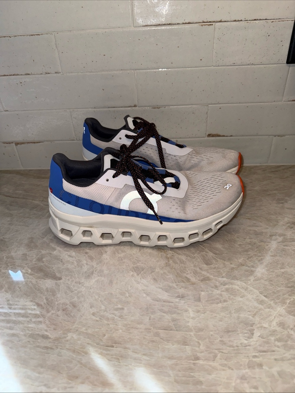 Women’s On Running Cloud sneakers 9.5